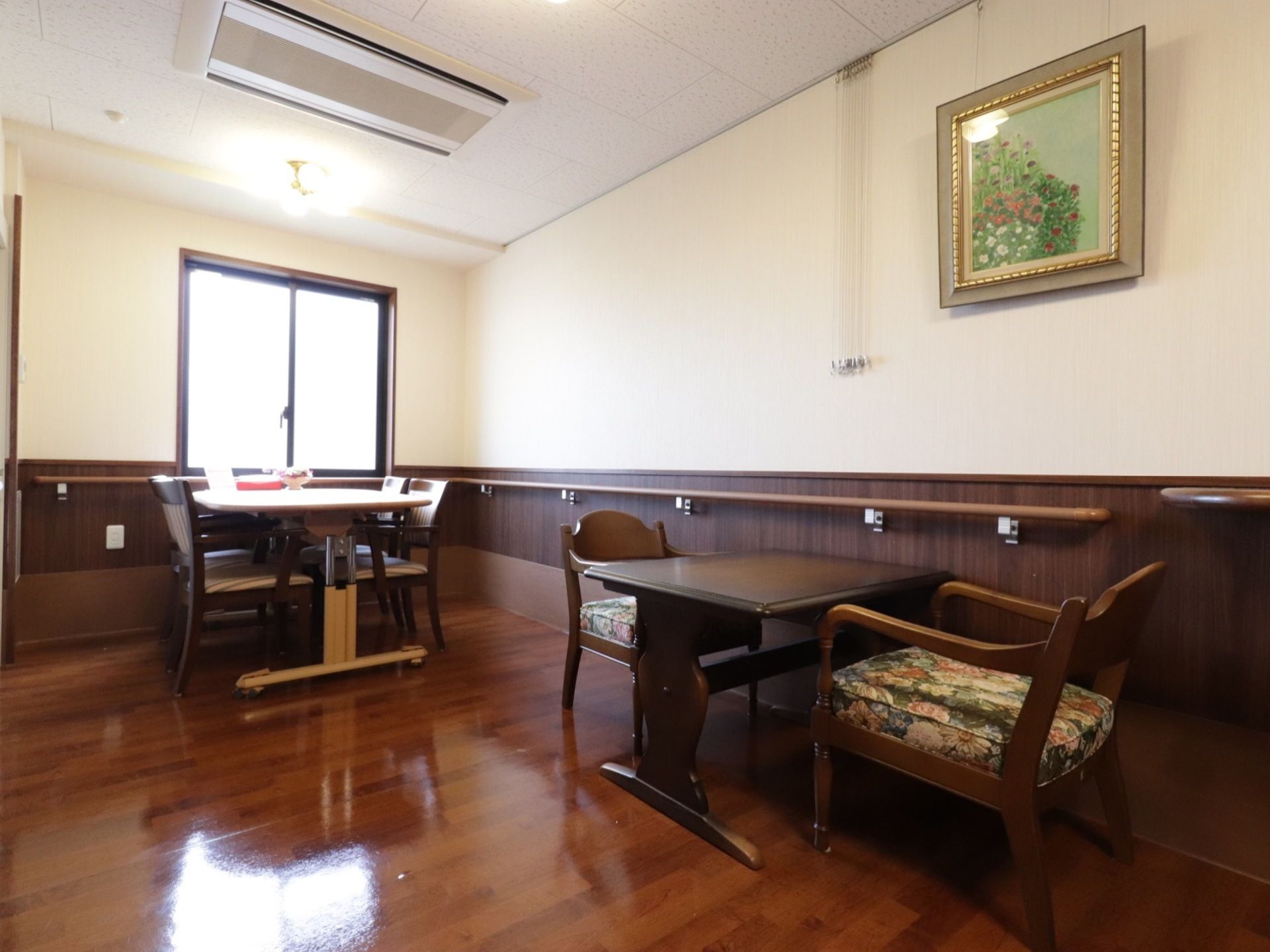 広い空間の中に座り心地の良い低座椅子と机が数点置かれている。壁には絵画も掛っており、窓や空調も完備されていて高級感がある。