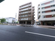 都会の道路と高架下の風景