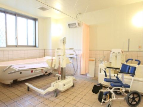 浴室用の青い車椅子が置かれている介護機能付きの浴室