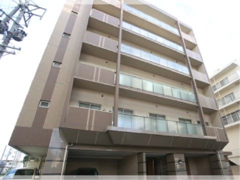 茶系でまとめられた落ちついた感じの中層マンションのような建物である。ベランダもあり、周りの風景にもなじんでいる。