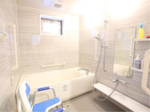 脚が不自由な方向けに専用の腰掛け椅子が配置されている。白を基調とした落ち着いた雰囲気が印象的である。