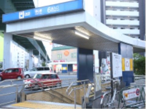 最寄駅は歩いて数分の位置にあり、便利な立地である。改札口に通じる地下通路が多く存在することも非常に助かる。