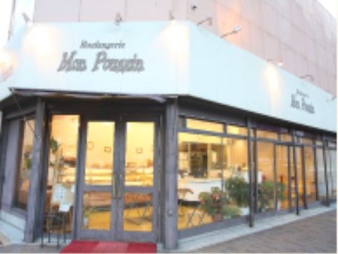 施設の近くにあるケーキ屋さんの様子である。施設に通っていながら、本格的なスイーツを味わうことができる。