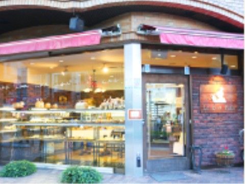 施設の近くにはパン屋さんもあり、パン屋さんの窓からは、たくさんの商品を陳列した明るい雰囲気の店内の様子をうかがうことができる。