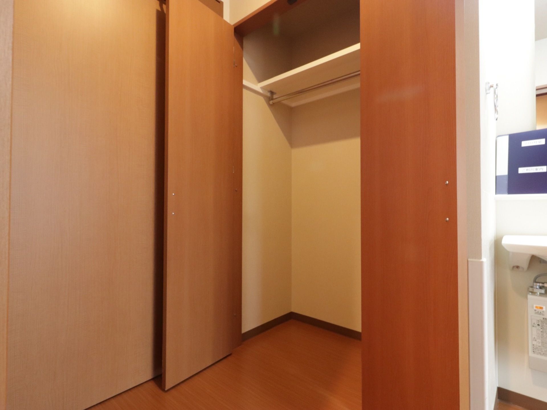 居室に大きなクローゼットがある。棚やハンガー吊りのバーも設置してあるので、好きな洋服をたくさん収納できる。