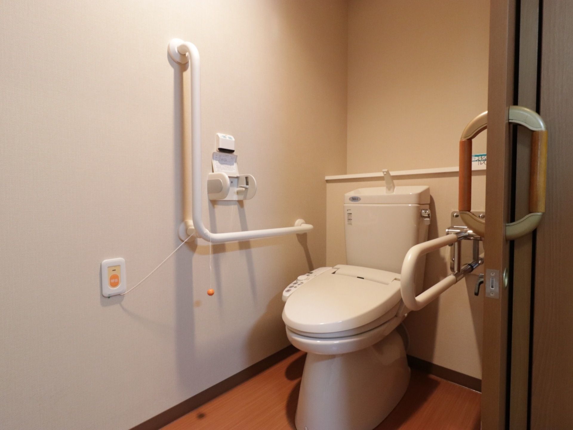 居室のトイレは温水洗浄機能付きの便座で、壁にや便座横に手すりが設置されているので安心して利用できる。