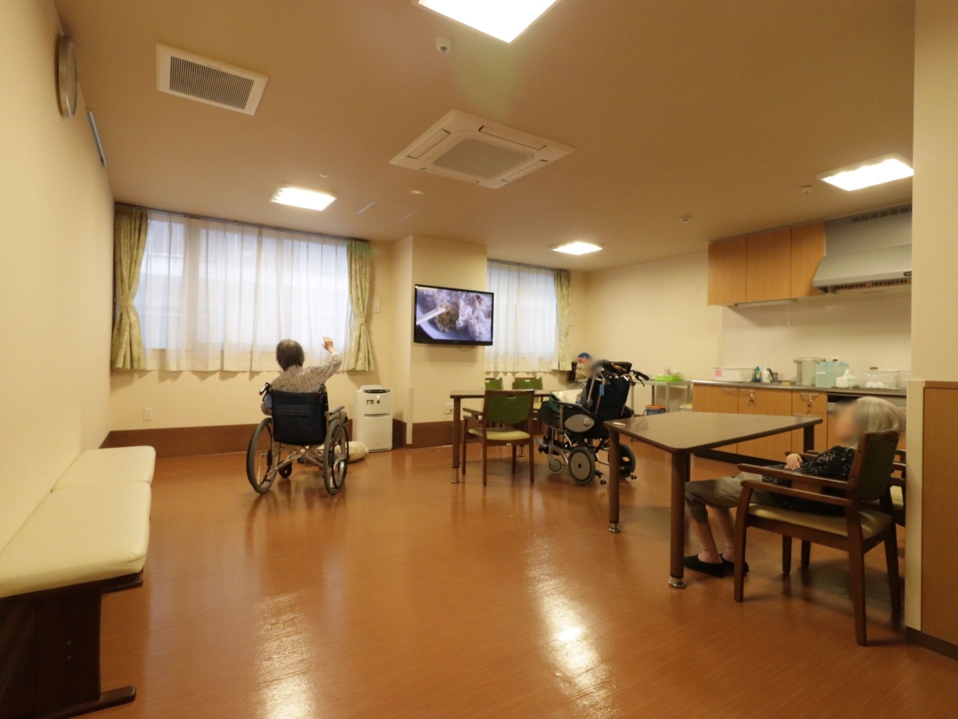 システムキッチンのある部屋にはダイニングテーブルやテレビがあり、食事をしたり、テレビ鑑賞をしたりしてご自由に使える。