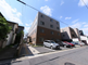 施設の外観と周辺の街並み