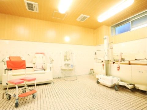 座位用のものや寝位用のものなど、たくさんの機材が置かれた浴室