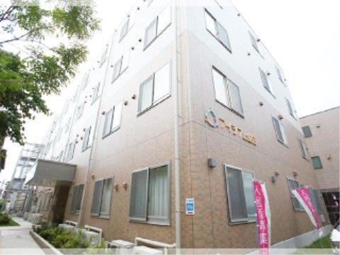 当施設は住宅地に位置するマンション型ホームであり、ご自宅のようにくつろいでお過ごしいただける住環境である。
