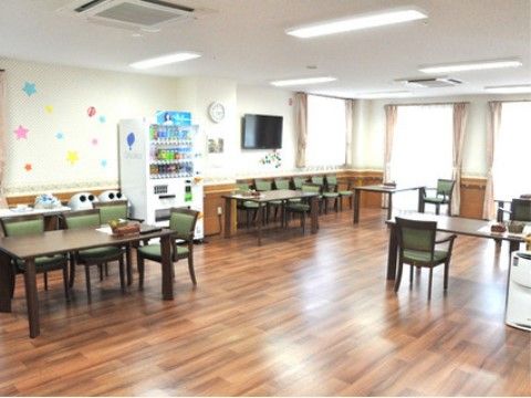 ベランダからの明るい日差しが差し込む開放的なリビングではお食事やテレビ鑑賞をくつろいでお過ごしいただける。