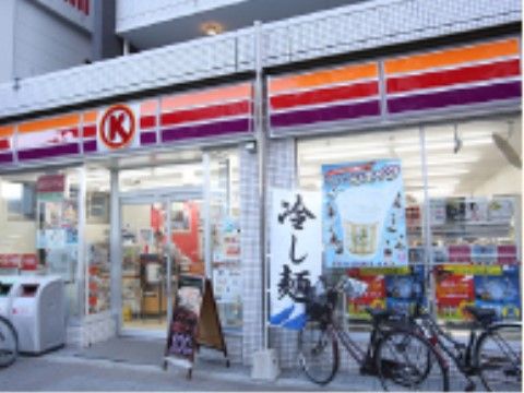 当ホームは便利な住宅地にあり、徒歩圏内にはコンビニエンスストアもあり、食品や日用品をお買い求めいただくのに便利である。