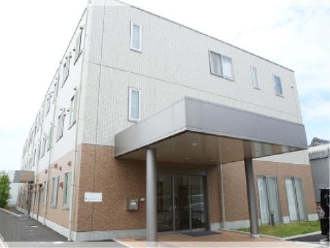 住宅街の道路に面した３階建ての施設である。周辺は、穏やかにお過ごしいただける静かで自然豊かな環境である。