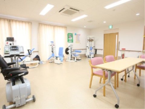 多彩なトレーニング機器とテーブルセットを備えたリラックススペースである。エアコンを完備しているので、快適な温度でトレーニングが行える。