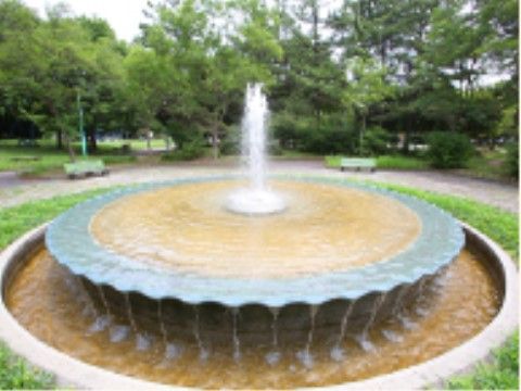 近くには、広々とした公園がある。中央に円形の噴水があり、周辺は木々が生い茂る緑豊かである。日頃のお散歩に最適な場所である。