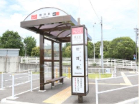 施設のすぐ近くに最寄りのバス停がある。徒歩で行ける距離なので、来訪者様もバスをご利用してお気軽にお越しいただける。
