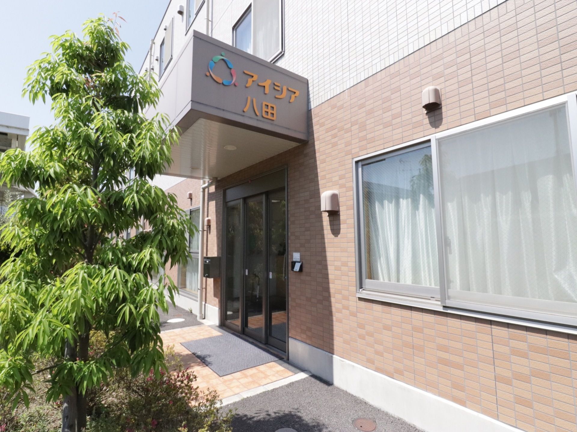 重量鉄骨造3階建て、介護付き有料老人ホームである。アクセス良好ながら、のどかな雰囲気の近辺で、地域の方との交流を大切にしている。