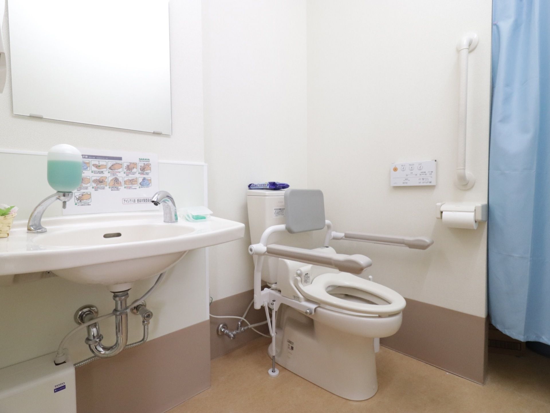 トイレには、温水洗浄便座器が完備されている。手すりや背もたれパッドが設置され、快適で安全に用をたすことができる。