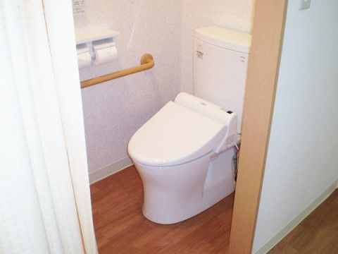 横スライド式のドアになっている個室トイレ。壁には手すりが付いており、スペースも広くなっているので安心感がある、