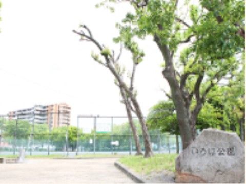 施設の周囲は、住宅街や公園になっている。施設内だけでなく、施設外での時間も落ち着いて過ごすことができる。