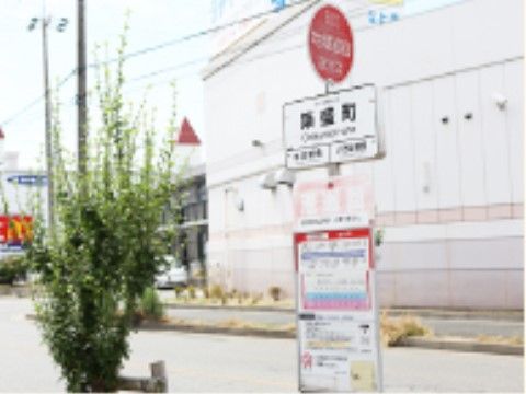 施設近くまではバスが通っているので、交通アクセスも便利になっている。市街地なので、買い物も快適に行うことができる。