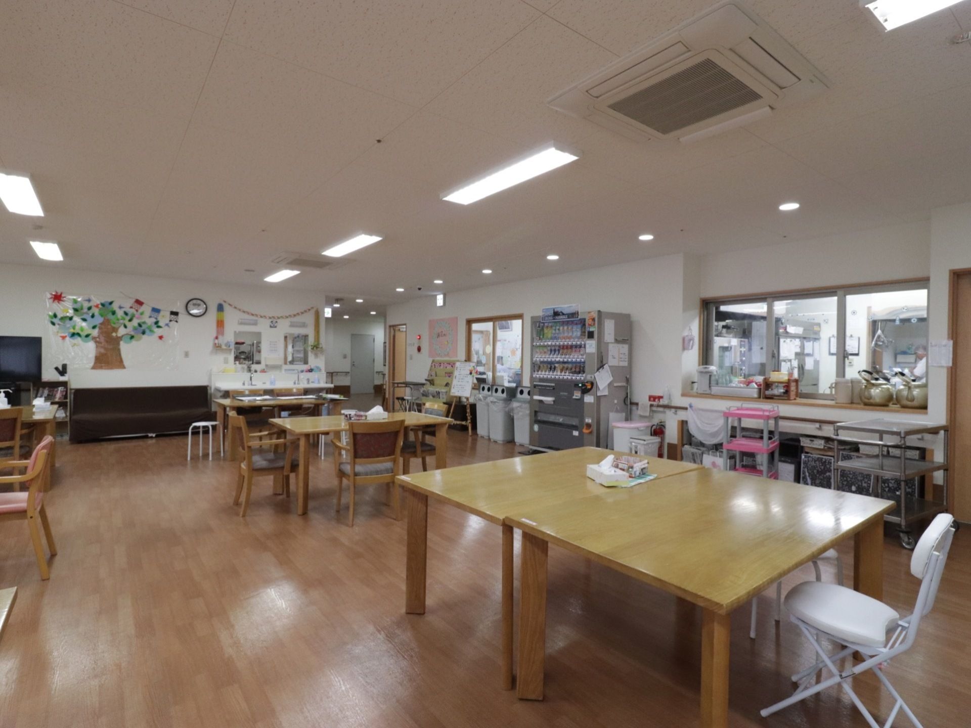 広々とした食堂からスペースに余裕が感じられる。壁には折り紙で装飾がされており、明るい雰囲気作りが施されている。