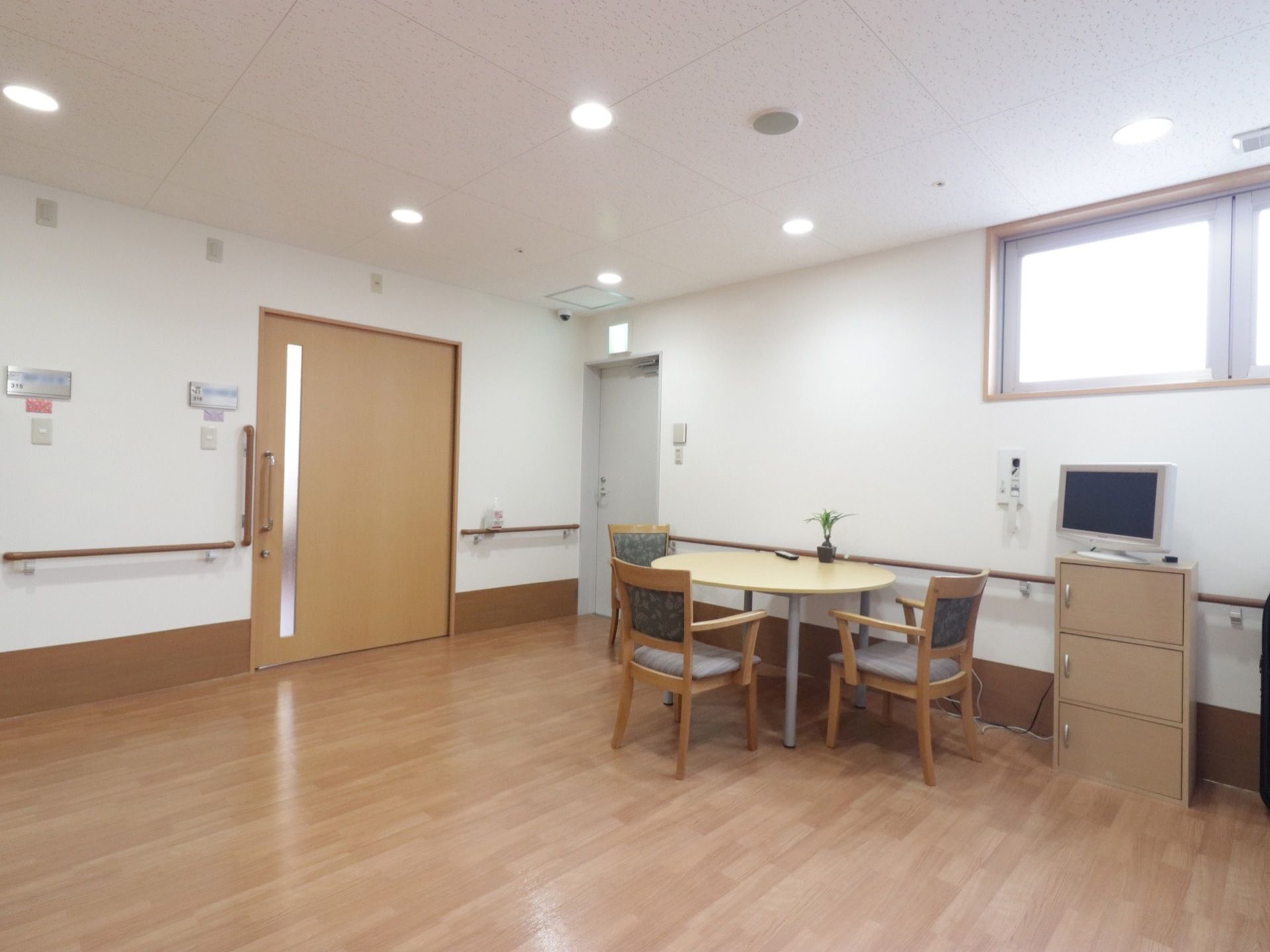 広々としたホールには、机が設置されており休憩場所が確保されている。もちろん、手すりが設置されており移動に不便を感じることはない。