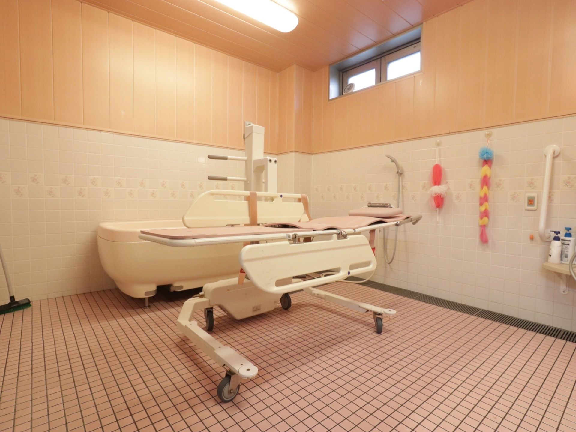 浴室には、搬送用の浴室器具がありどのような入居者様でもご利用できる。また、清潔に保たれており広さもあるためリラックスできる。