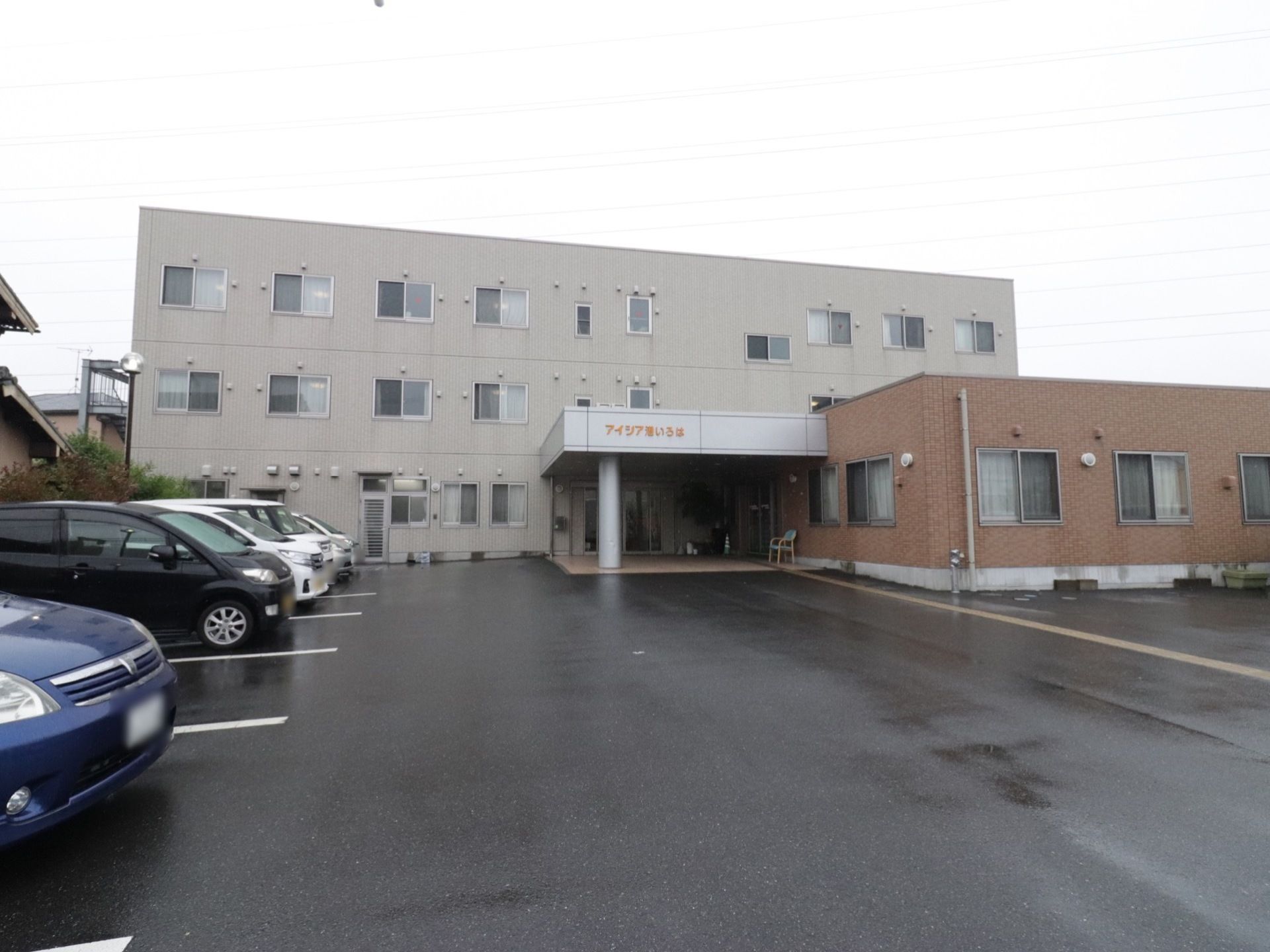 白を基調とした大きな建物。専用の駐車場も広く、余裕をもって駐車ができ車椅子をご利用の方でも移動に困難が無い。