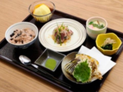 お赤飯が盛られ、天ぷらや茶わん蒸しなどがあるお祝い用メニュー