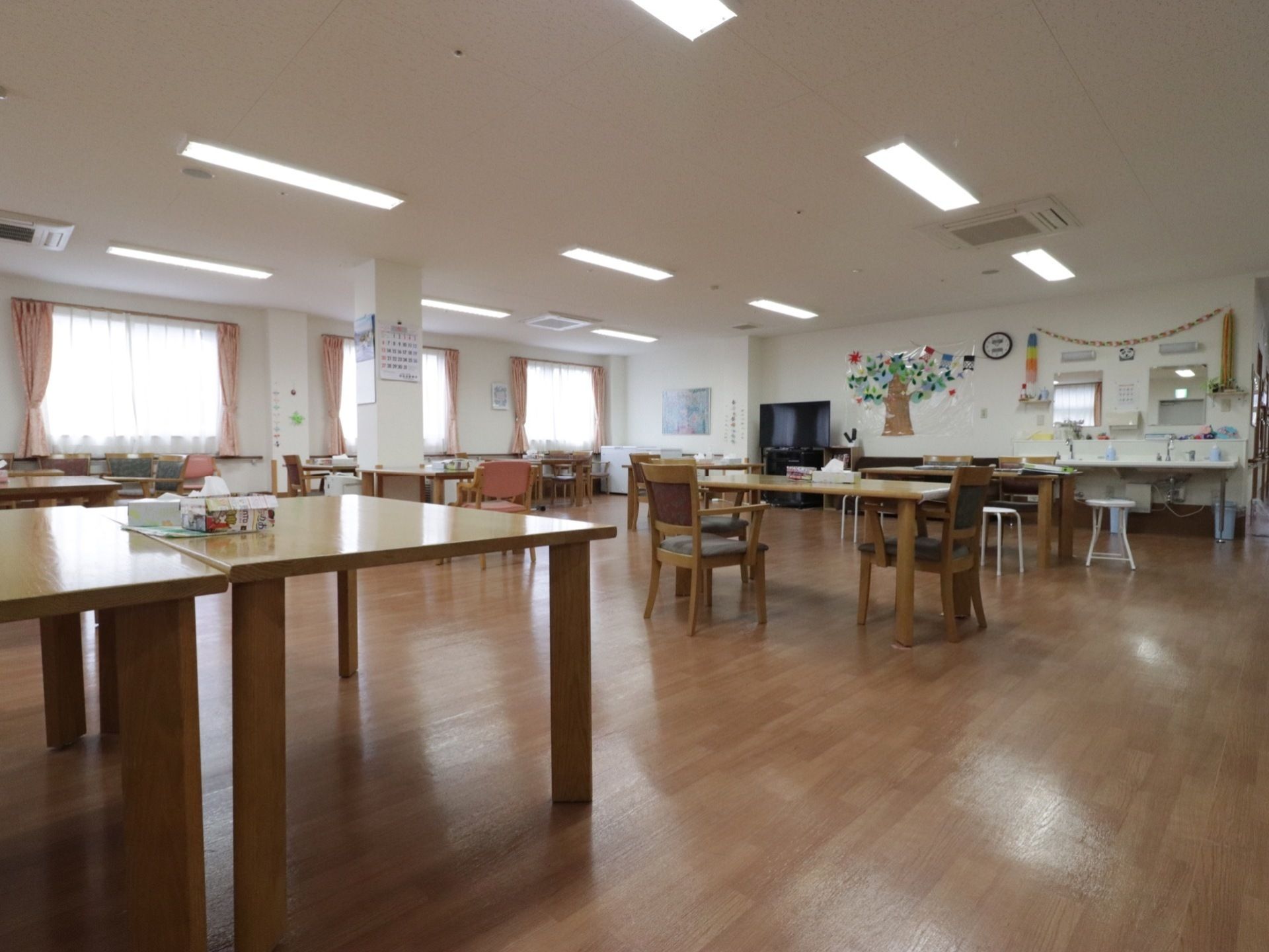 奥の壁際に洗面台が２つ設置されているダイニングルーム
