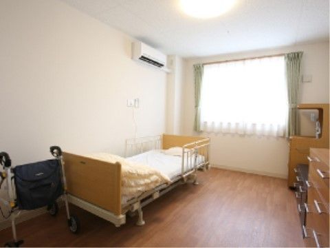 背の高い物と低い物、２種類のチェストが壁際に置かれている居室