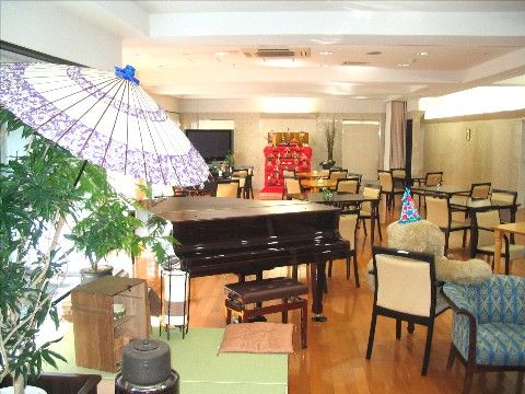 グランドピアノ、茶室、ひな人形、大きなぬいぐるみ等があり、入居者を飽きさせないように工夫されたリビングルーム