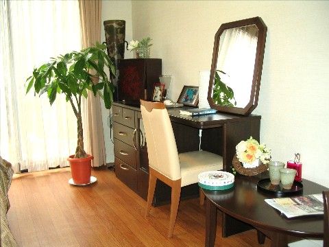 思い出の品物や観葉植物などの持ち込みもできるひとり用の居室