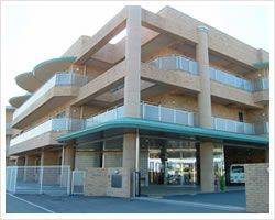 多階層の建物正面入口
