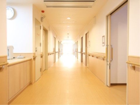 白と淡い色の木目調の色合いが暖かな雰囲気を出している通路になっている。部屋の出入り口の引き戸は大きめに作られている。