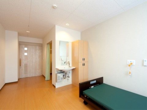 出入り口の幅は大きめにとられた部屋で、収納棚や鏡洗面台が設置されている。また、ナースコールが付いているのは安心である。
