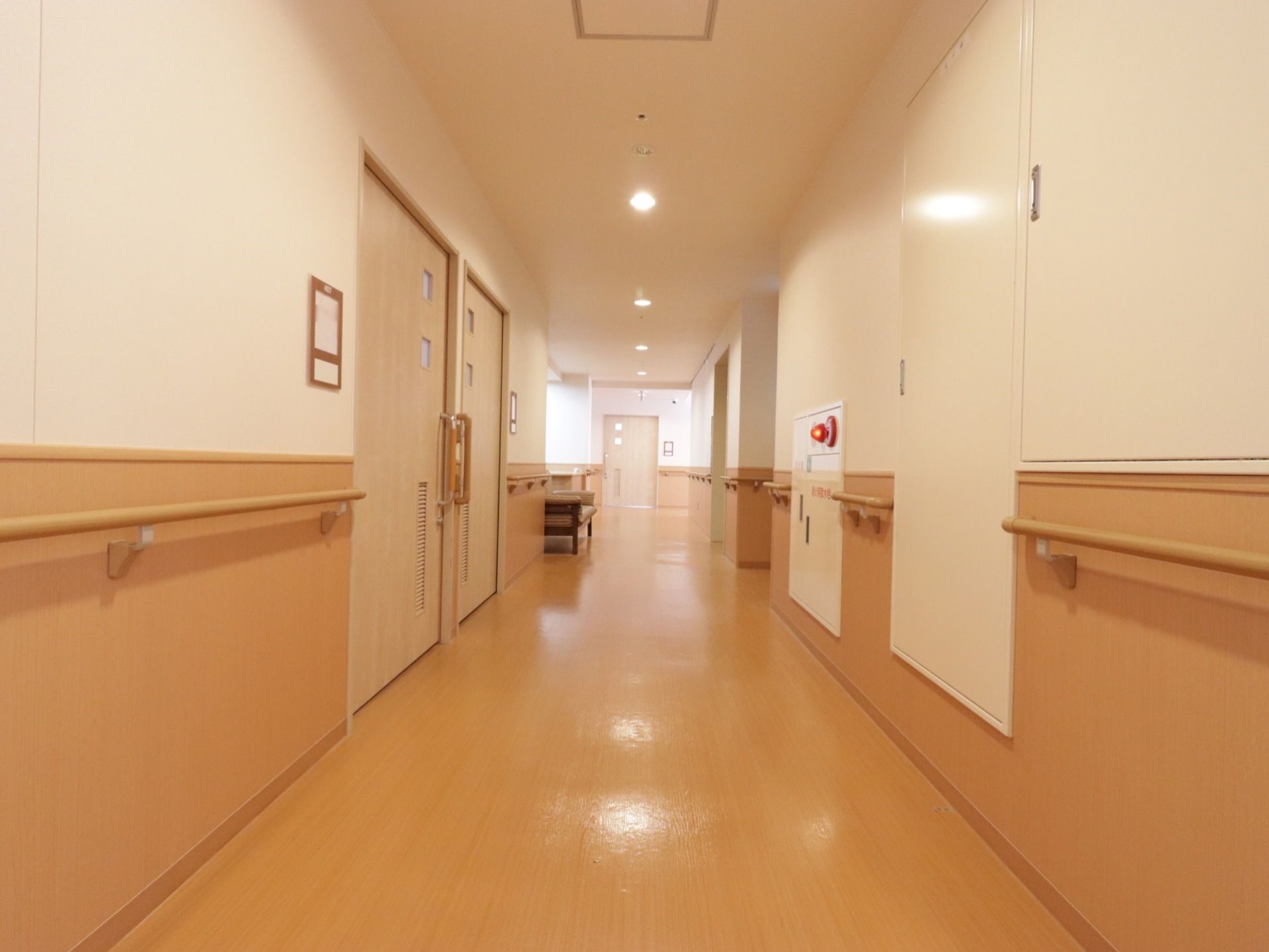 通路は明るく、横幅が広く取られている。掴まって移動できるように通路両側の壁には手すりが取り付けられている。