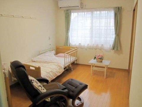 黒いリクライニングチェアが手前に置かれている１人用の部屋