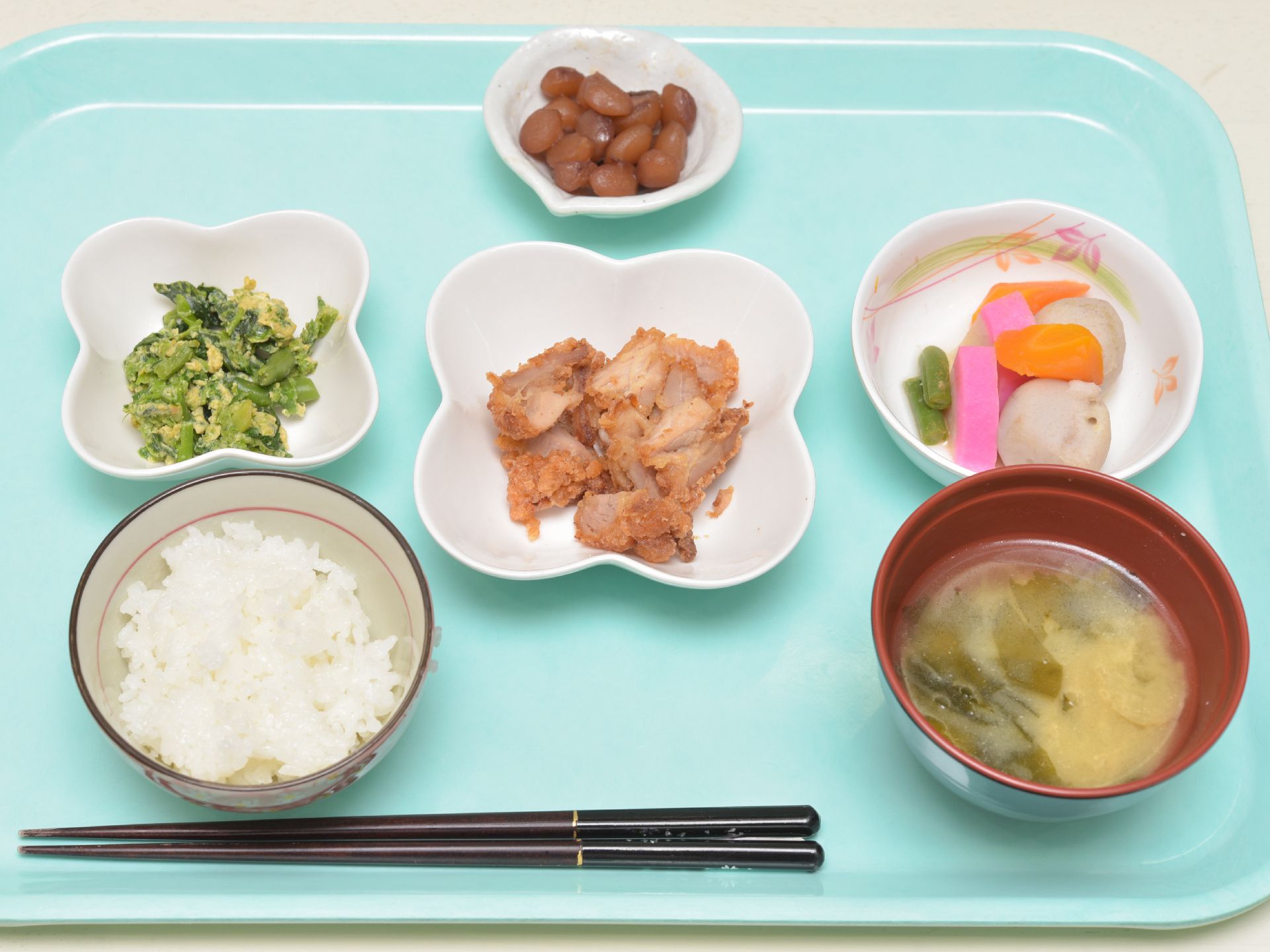 トレイには、ご飯やみそ汁、主菜や数種類の副菜が並べられている。栄養のバランスが良く彩も豊かな食事が提供されている。