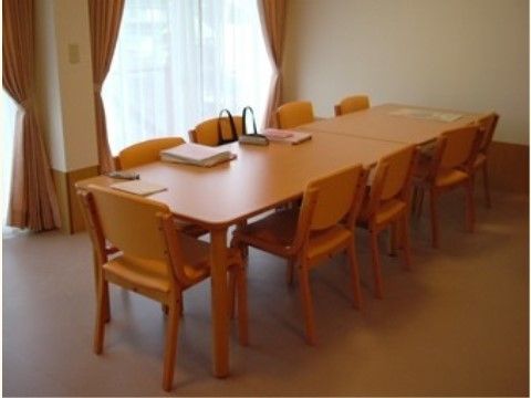 食堂は、木の温もりを感じられるダイニングテーブルと椅子を設置している。窓が大きいので、明るい空間となっている。
