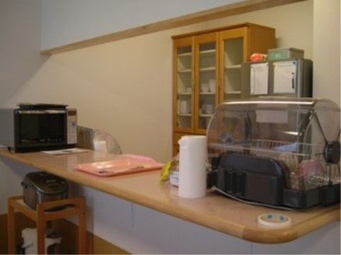 対面式のキッチンには、カウンターが付いている。落ち着いた家庭的な雰囲気の中で、毎日お過ごしいただける。