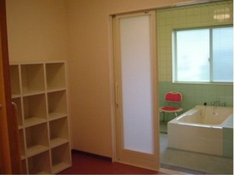 脱衣スペースと浴室は、どちらも広々としている。浴室にはシャワーチェアを設置しているので、快適に利用していただける。