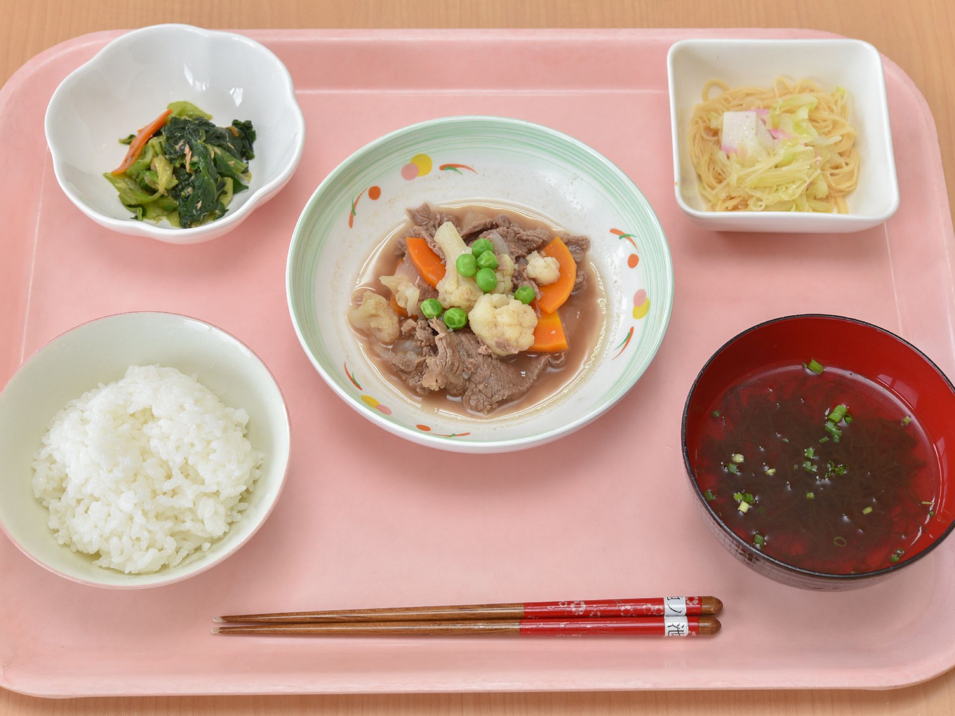食堂で毎日提供される温かい食事。一汁三菜で栄養バランスが考慮されています。安心してお召し上がり頂けます。