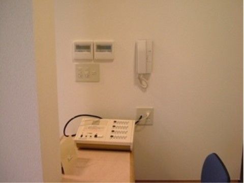 スタッフの事務所に置かれているナースコールの受信機や固定電話
