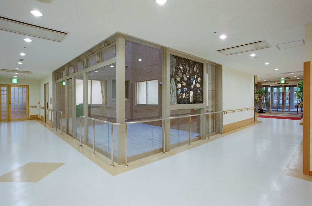 広々とした明るい廊下