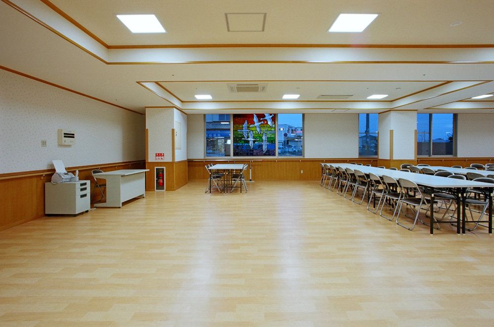 広々とした明るい集会室