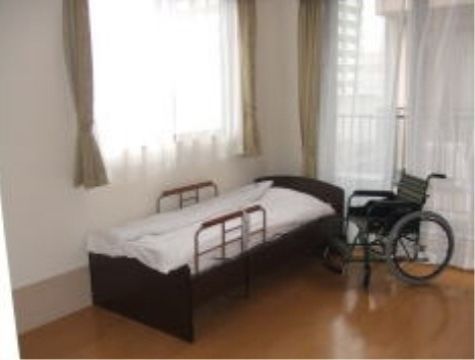居室にはベッドが置かれている。ベッドの両側には柵が取り付けられているので、転落しないようになっている。
