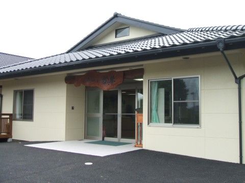 平屋建ての当施設は駐車場や玄関もバリアフリーであり、車椅子をご利用の方にも不便なくお過ごしいただける環境である。
