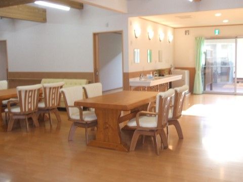 明るい陽光が差し込む食堂には、落ち着きのある色合いの床や壁に合わせたテーブルと椅子を配置。リラックスしてお食事を楽しんでいただける。
